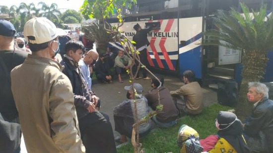 antre mengurus perpanjangan Surat Ijin Mengemudi (SIM) di layanan SIM keliling