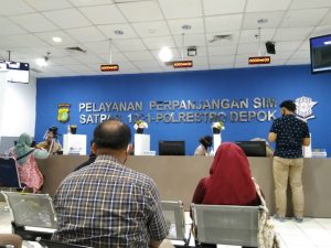 Kegiatan Warga dalam Mengurus SIM Corner Depok