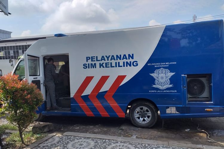 Mobil SIM Keliling yang sedang parkir untuk mengurus perpanjangan SIM A dan C