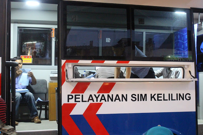 Warga mengunjungi pelayanan Bus SIM Keliling di Kota Semarang