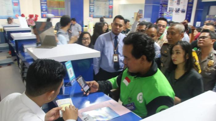 membludak sim kerja masuk pemohon pertama